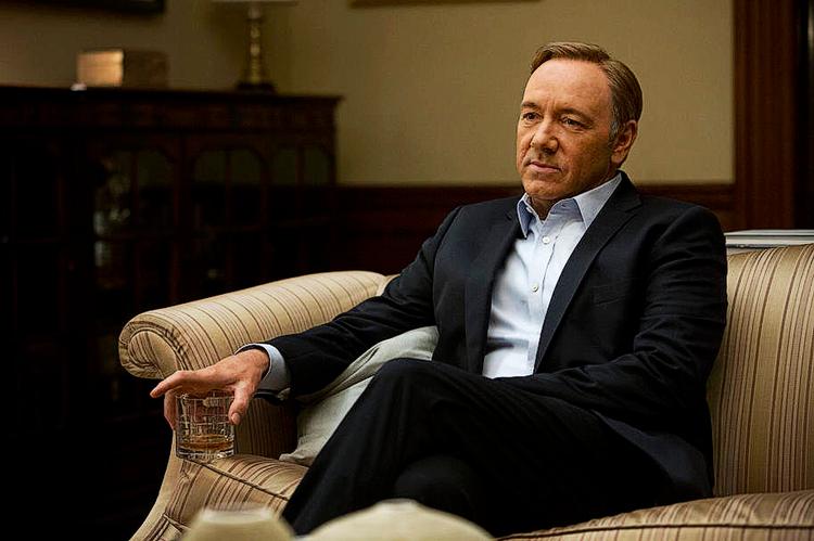 Underholdende. Kritikeren fandt 'House of Cards' med Kevin Spacey fornøjeligt, men at tv-serier skulle være den nye roman, kalder han en tilsnigelse. 