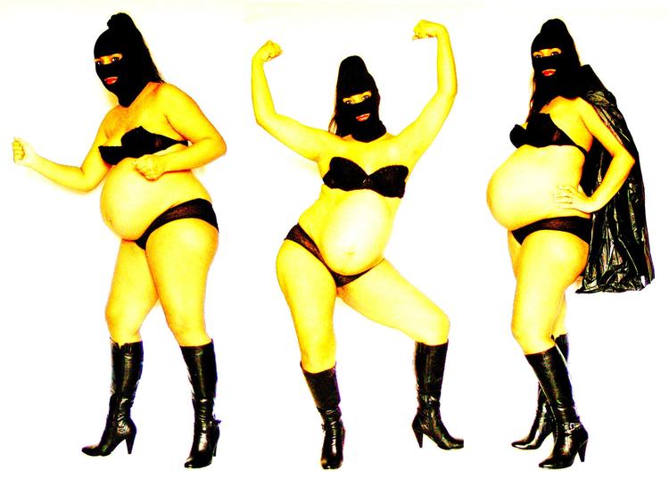 Kunst. Ifølge kunstneren selv er billedserien 'Super Oum' skabt for at gøre opmærksom på den misrepræsentation, hun mener, kvindekroppen udsættes for. 