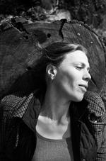arvingerne. Maya Ilsøe er kvinden bag DR's dramaserie 'Arvingerne' der havde premiere i januar sidste år. Anmelderne var glade. Folk var lykkelige. Og de sociale medier strømmede af glædestilkendegivelser over dette stykke tv-dramatik. En stjerne var født. 