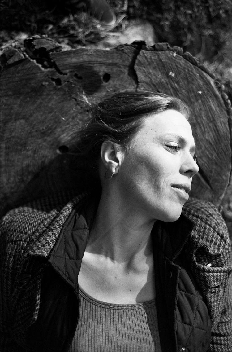 arvingerne. Maya Ilsøe er kvinden bag DR's dramaserie 'Arvingerne' der havde premiere i januar sidste år. Anmelderne var glade. Folk var lykkelige. Og de sociale medier strømmede af glædestilkendegivelser over dette stykke tv-dramatik. En stjerne var født. 