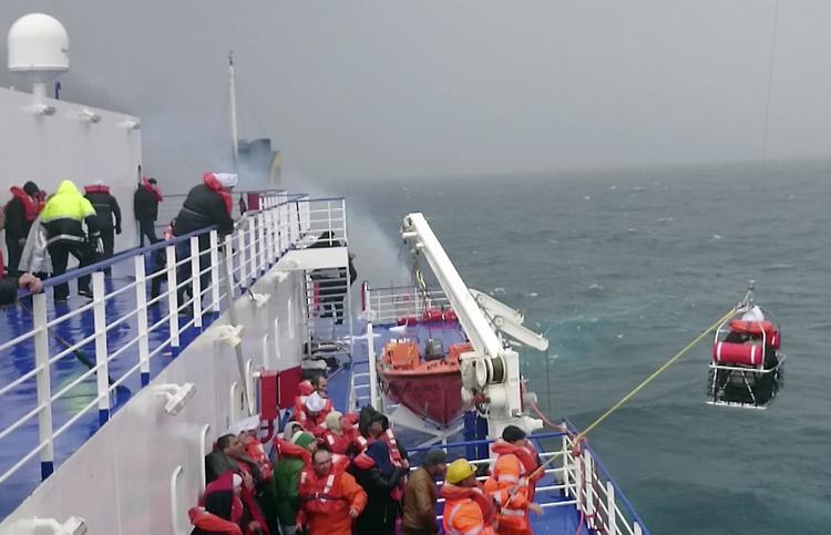 REDNING. Det først sagt, at der var 478 mennesker om bord på færgen, og senere, da færgen var slæbt til Bari, sagde myndighederne, at 10 var dræbt. 