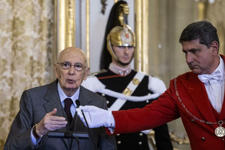 FARVEL. »Jeg er på vej til at gå af. Jeg trækker mig, når forfatningen tillader det«, meddeler Napolitano. 