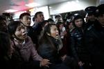 trampeulykke. Mndst 36 mistede livet og 47 blev kvæstet, da der udbrød tumult på en åben plads i den centrale del af den kinesiske storby Shanghai. Pårørende forsøger her desperat at skaffe sig informationer på et lokalt hospital i byen. 