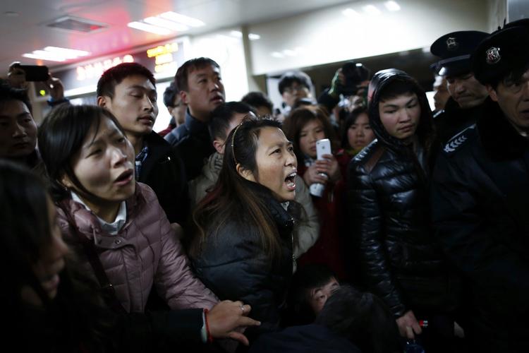 trampeulykke. Mndst 36 mistede livet og 47 blev kvæstet, da der udbrød tumult på en åben plads i den centrale del af den kinesiske storby Shanghai. Pårørende forsøger her desperat at skaffe sig informationer på et lokalt hospital i byen. 
