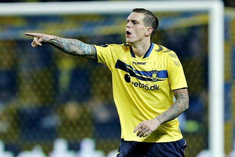 sponsor. Daniel Agger og resten af Brøndby-spillerne får ikke udskiftet sponsornavnet på spillertrøjen de næste par år. 