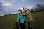 Livline. Gps'en er lidt større end en tændstikæske. Helle Bau på 56 år kan lige have den og sin mobiltelefon i et mavebælte, når hun løber eller cykler. Hendes mand, Kjeld Jensen, kan følge hende fra sin computer eller sin smartphone. 