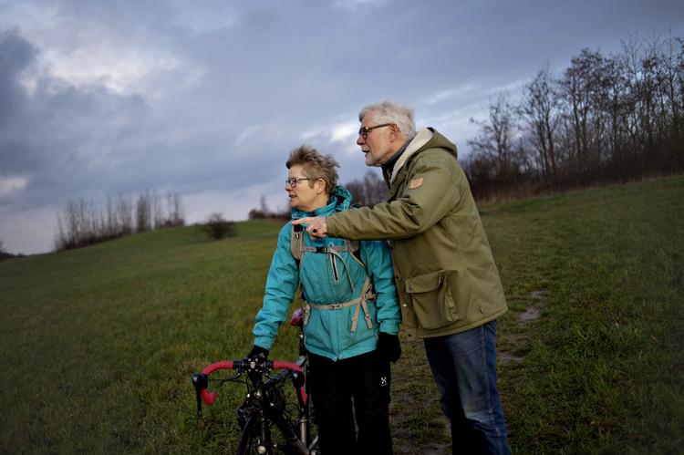 Livline. Gps'en er lidt større end en tændstikæske. Helle Bau på 56 år kan lige have den og sin mobiltelefon i et mavebælte, når hun løber eller cykler. Hendes mand, Kjeld Jensen, kan følge hende fra sin computer eller sin smartphone. 