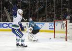 straffet. Jannik Hansen fejrer sin scoring på en friløber mod San Jose Sharks. 