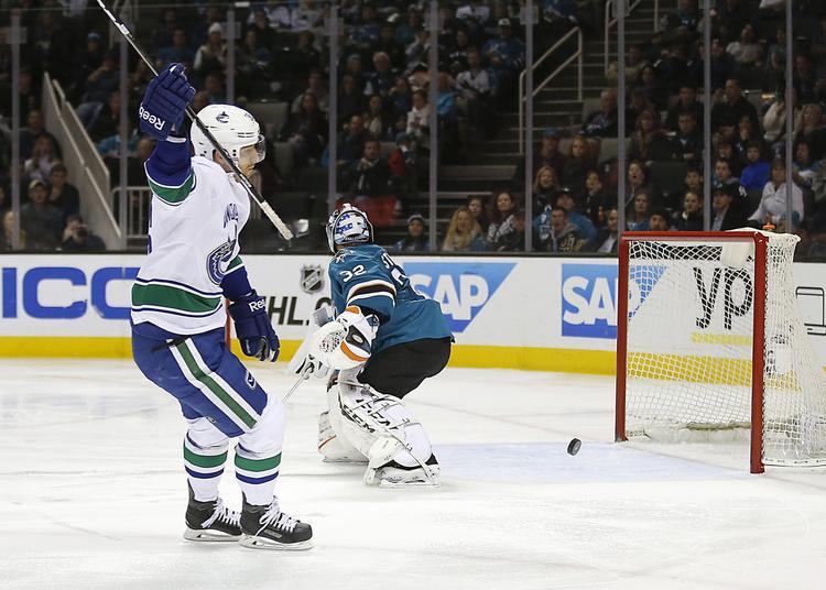 straffet. Jannik Hansen fejrer sin scoring på en friløber mod San Jose Sharks. 