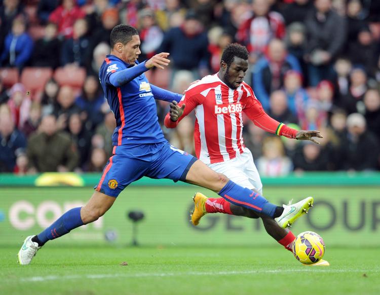 1-1. Vinden fik ofte hovedrollen, da Stoke og Manchester United spillede årets første kamp i Premier League. 