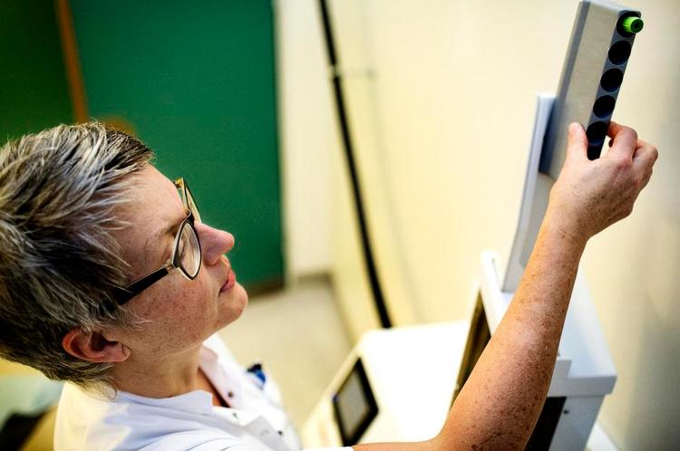 Post. Køge Hospitals biokemiske afdeling er en af de mest effektive i Danmark. Indenfor en time, efter at en akut patient har fået taget en blodprøve, ligger svaret klar. Blodprøven sendes med rørpost gennem en 800 meter lang slange og lander 22 sekunder senere i laboratoriet. 