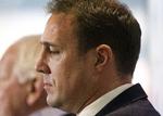 nedsættende. Malky Mackay (th) præsenteres her som Wigans nye manager af formanden for klubben, Dave Whelan (bagerst). 