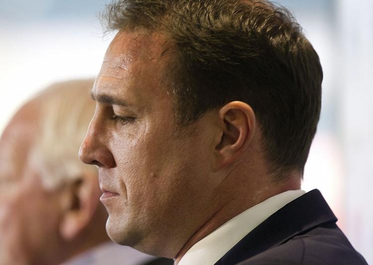 nedsættende. Malky Mackay (th) præsenteres her som Wigans nye manager af formanden for klubben, Dave Whelan (bagerst). 