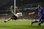 5-3. Naser Chadli fra Tottenham (tv) var en af kampens store oplevelser i sejren mod Chelsea. 