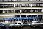 DAGPENGE. Demonstranter protesterer mod dagpengereformen foran et jobcenter i København. 