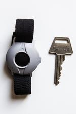 Omsorg. Et armbånd som personalet kan sætte om håndleddet på demente beboere på plejehjem, så personalet kan finde den ældre, hvis vedkommende forvilder sig væk. 