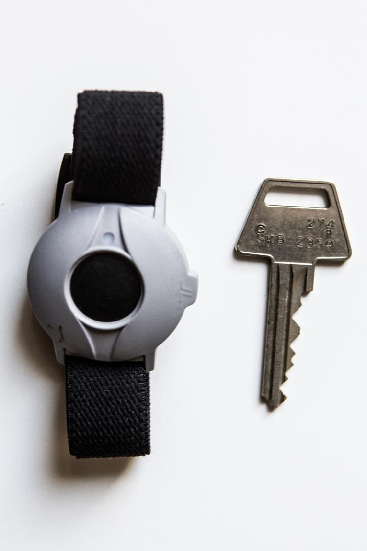 Omsorg. Et armbånd som personalet kan sætte om håndleddet på demente beboere på plejehjem, så personalet kan finde den ældre, hvis vedkommende forvilder sig væk. 
