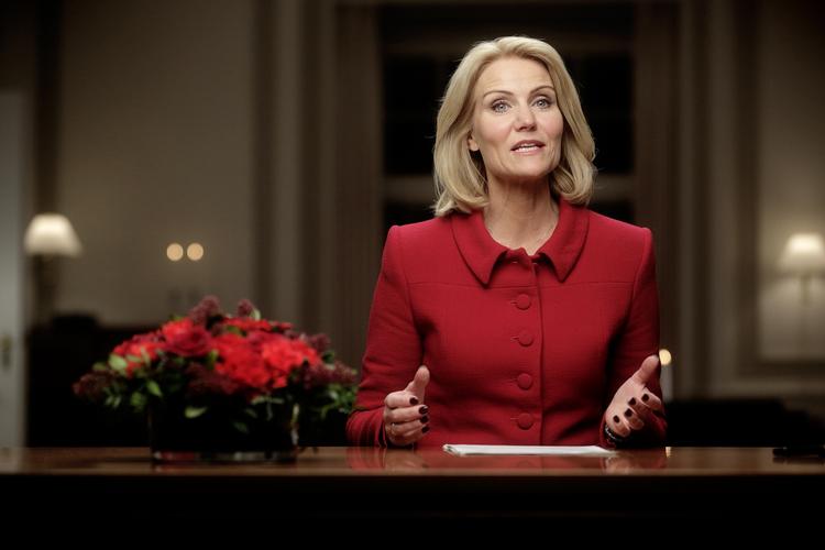 Valgår. Helle Thorning-Schmidt vil stille flere krav til flygtninge og indvandrere på kontanthjælp. 
