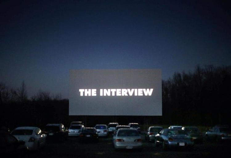 Kultfilm. Nytårsaften rullede amerikanere ind på pladsen foran biografen Goochland Drive-In Theaters store lærred i Hadensville, Virginia, for at se ’The Interview’. Foto: Dean Hoffmeyer/AP 