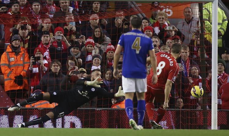 exit. Steven Gerrard scorede i går to gange på straffespark for Liverpool i opgøret mod Leicester og han nærmer sig dermed danske Jan Mølbys straffesparksrekord for Liverpool. 