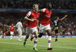 skifte. Yaya Sanogo (th) har ikke fået den ventede succes i Arsenals trøje, så et skifte virker sandsynligt. 