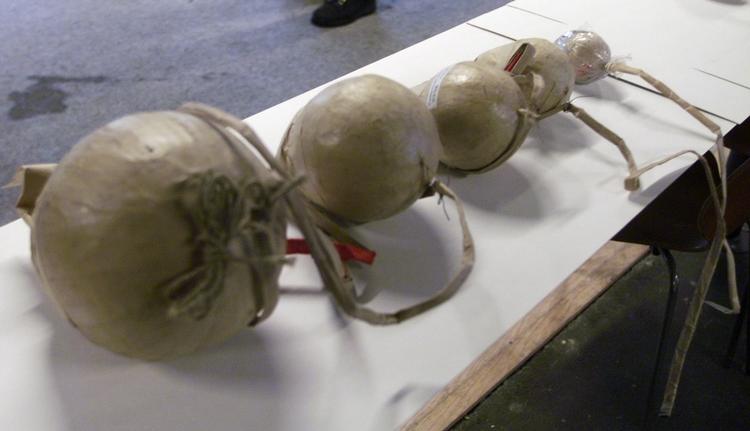 Fyrværkeri. Den kugleformede krysantemumbombe er en type fyrværkeri, som anvendes af professionelle fyrværkere. De vurderer bomben til at være yderst farlig 