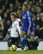 roser. Christian Eriksen (tv) i kamp om bolden med Chelseas bedste, Eden Hazard, i sæsonens hidtil bedste kamp i Premier League. 