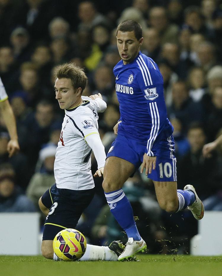 roser. Christian Eriksen (tv) i kamp om bolden med Chelseas bedste, Eden Hazard, i sæsonens hidtil bedste kamp i Premier League. 