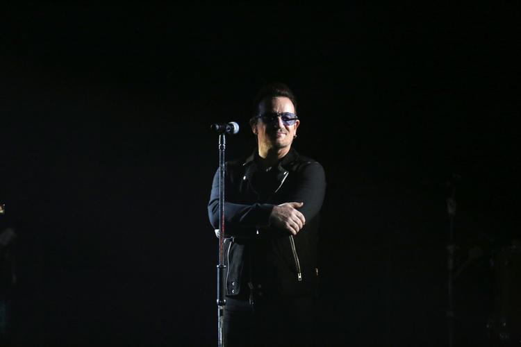 Filantrop. Bono er kendt for sit arbejde med kampen for menneskerettigheder og nødhælpsarbejde for blandt andet Amnesty International. 