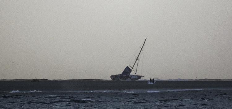 Comeback. Ni besætningsmedlemmer måtte reddes ud af det hajfyldte farvand, men overraskende meget af skibet fra Team Vestas Wind kan genbruges, oplyser skipper Chris Nicholson 