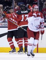 Nederlag. Anders Krogsgaard vender ryggen til glade canadiere efter endnu en scoring. 