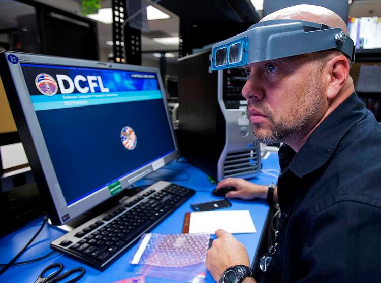 I byen Linthium syd for Baltimore sidder en række af USA’s skarpeste hjerner i The Defense Computer Forensics Laboratory ved skærmene og bekæmper et stigende antal cyberangreb fra både hackere og fjendtlige stater. Arkivfoto: Manuel Balce Ceneta/AP 