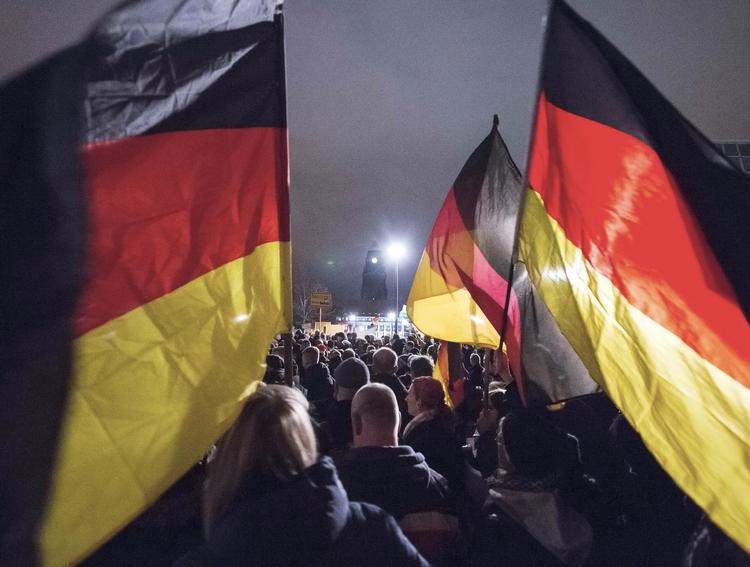 Pegida. Ved operaen i Dresden har demonstrationer samlet op imod 17.000 mennesker. 