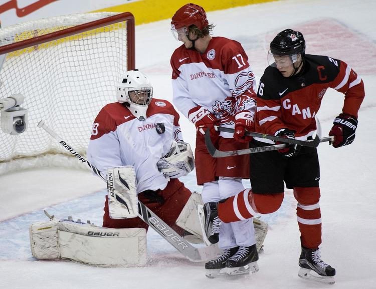 0-8. Målmand Georg Sørensen og Marcus Nielsen (17) i nærkamp med Canadas angriber Curtis Lazar. Der var over 18.000 tilskuere til kampen. 