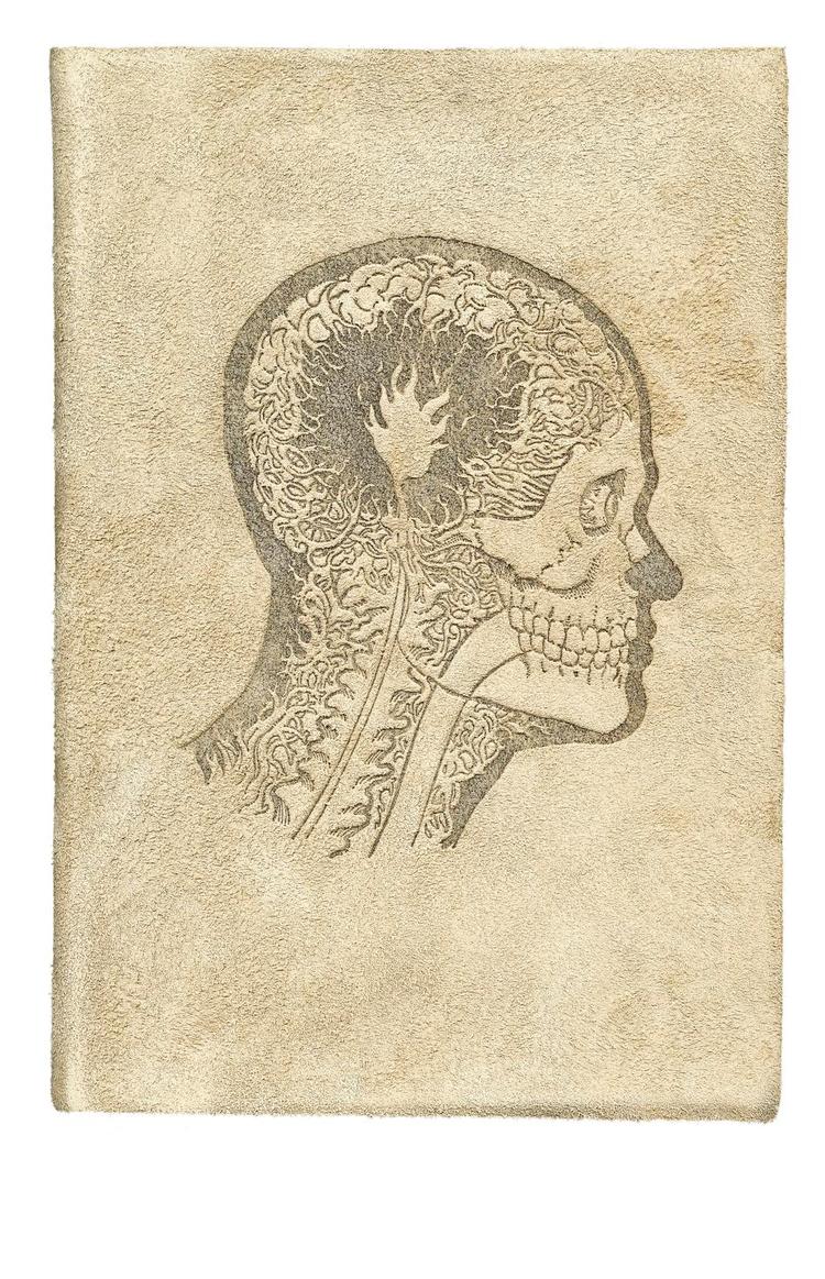 Tungsind. Leksikonet findes indbundet i skind af såvel kalv som havkat. Kranieansigtet på forsiden er præget i kalveskindet. 