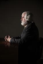 Filosof. Lad mig igen minde om, at det netop var frygten for de fremmede, der i 1930’erne fik verden til at smække døren i over for jøderne. Dengang hørte vi præcis den samme retorik om flygtninge, som mange politikere fører i dag, siger Joseph H. Carens. 