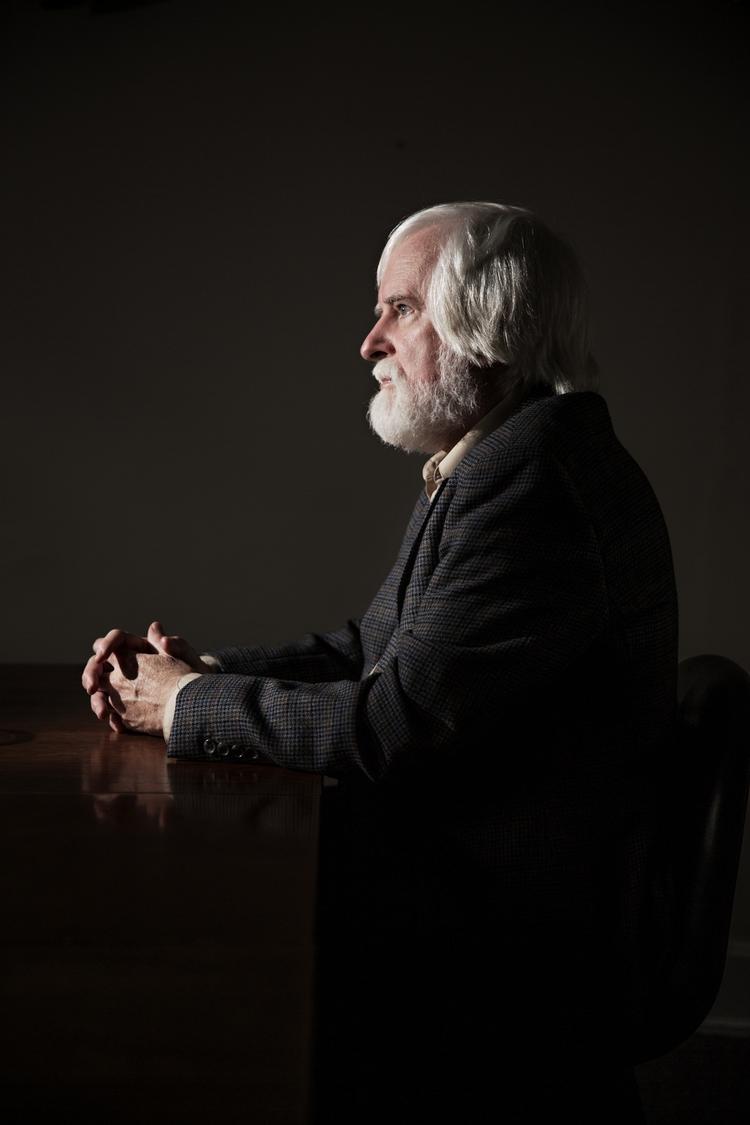 Filosof. Lad mig igen minde om, at det netop var frygten for de fremmede, der i 1930’erne fik verden til at smække døren i over for jøderne. Dengang hørte vi præcis den samme retorik om flygtninge, som mange politikere fører i dag, siger Joseph H. Carens. 