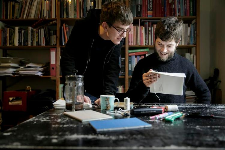 Revolution. Man tager en tandtråd og så går man bare i gang med at sy lidt litterær aktivisme. 