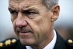 Tavshed. Forsvarschef general Peter Bartram forklarer den manglende åbenhed om den danske krigsdeltagelse i Irak med, at »det har været jul og nytår, hvor vi administrativt har været færre på arbejde«. 