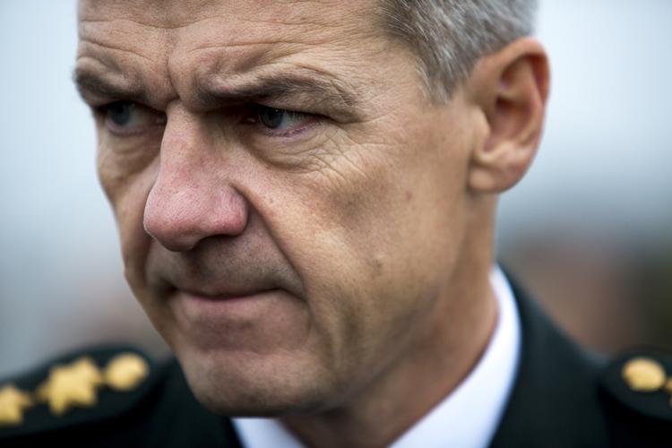 Tavshed. Forsvarschef general Peter Bartram forklarer den manglende åbenhed om den danske krigsdeltagelse i Irak med, at »det har været jul og nytår, hvor vi administrativt har været færre på arbejde«. 