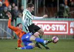 Slået. Blyth Spartans' Stephen Turnbull fik kærligheden at føle af Birmingham Citys 2,02 meter høje Nikola Zigic. Turnbulls bror, Phil, havde heller ikke heldet med sig. Han spiller for Gateshead i den femtebedste engelske række og var lørdag med til at få stryg af Premier League-holdet West Bromwich Albion. 