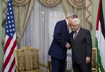 KONFLIKT. Mahmoud Abbas hviskes gode råd i øret under et officielt besøg hos den amerikanske udenrigsminister John Kerry. Abbas' forsøg på at tilslutte sig den internationale domstol kan forværre forholdet til Washington. 