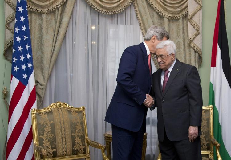 KONFLIKT. Mahmoud Abbas hviskes gode råd i øret under et officielt besøg hos den amerikanske udenrigsminister John Kerry. Abbas' forsøg på at tilslutte sig den internationale domstol kan forværre forholdet til Washington. 