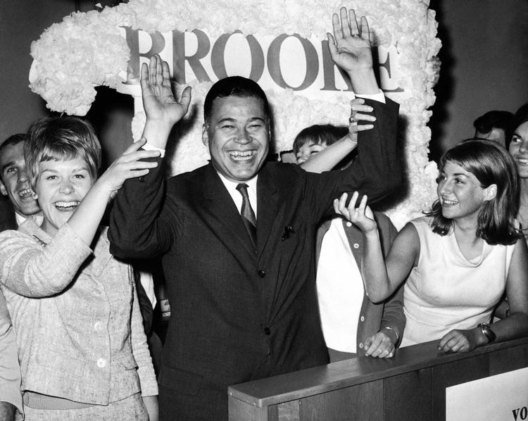 Dette billede fra 1966 viser Edward W. Brooke sammen med sin stab efter at have vundet nomineringen til senatet for republikanerne. 