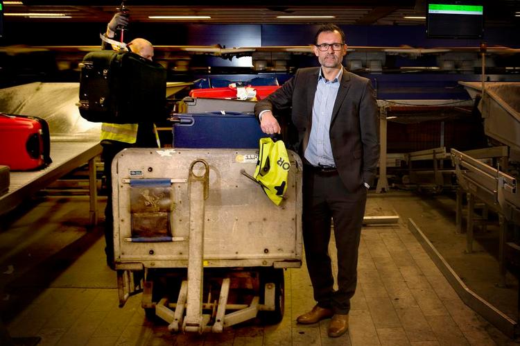 Forhandlinger. Direktør Ole Andersen fra Aviators danske afdeling vil forhandle med sine ansatte for at reducere omkostningerne. 