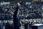 Midtpunkt. Alexis Tsipras, leder af partiet Syriza, talte i går om det »destruktive og irrationelle« spareprogram, der har gjort grækerne fattige. Mens nogle grækere beundrer ham for hans løfter om at droppe sparepolitikken og forhandle om at nedskrive den græske millardgæld, frygter andre, at staten vil gå bankerot, hvis Syriza vinder valget. 