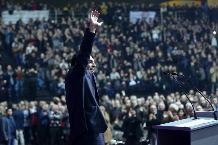 Midtpunkt. Alexis Tsipras, leder af partiet Syriza, talte i går om det »destruktive og irrationelle« spareprogram, der har gjort grækerne fattige. Mens nogle grækere beundrer ham for hans løfter om at droppe sparepolitikken og forhandle om at nedskrive den græske millardgæld, frygter andre, at staten vil gå bankerot, hvis Syriza vinder valget. 