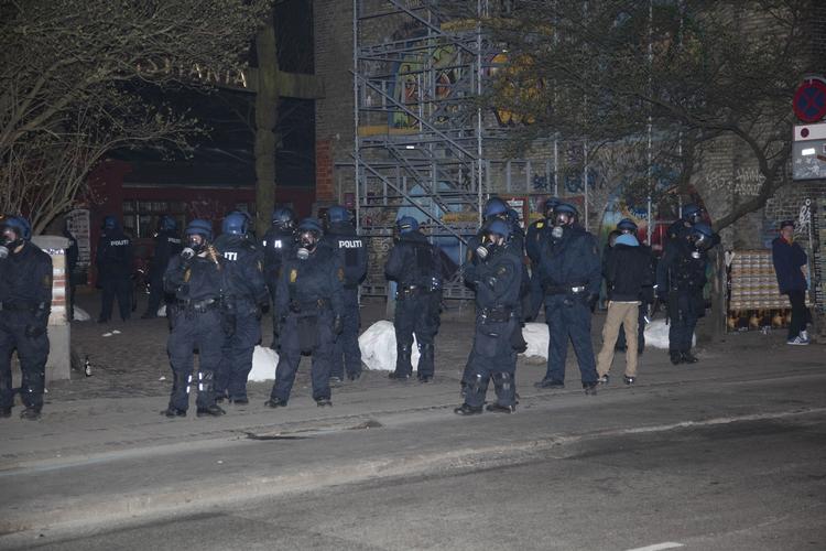 OPTØJER. Det udviklede sig til uroligheder med kasteskyts og brændende barrikader, da politiet i 2011 rykkede ind på Christiania og anholdt bagmanden i en stor hashbande. Manden havde værdier for millioner, som han hævdede, at have vundet på at Oddse hos Danske Spil. 