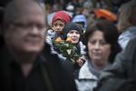 Norge. Nordmænd samles i august 2012 uden for retssagen mod Breivik for at synge sangen 'Children of the Rainbow', en sang som den norske massemorder hadede. 