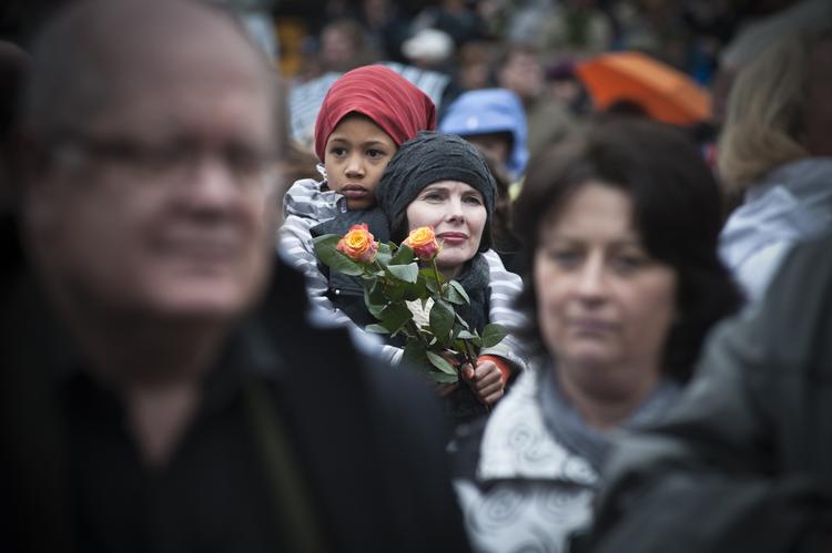 Norge. Nordmænd samles i august 2012 uden for retssagen mod Breivik for at synge sangen 'Children of the Rainbow', en sang som den norske massemorder hadede. 